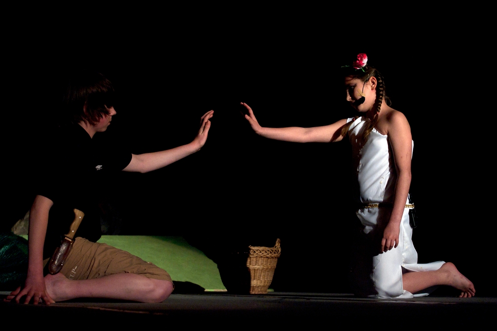 Maugli és Túna egymásra talál