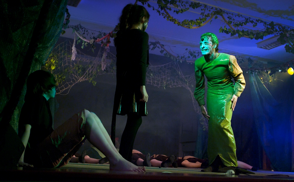 Bagira megfékezi az éhes Kát